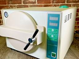 Autoklaw TR250C o pojemności 18 litrów z funkcją suszenia, wykonany ze stali nierdzewnej.