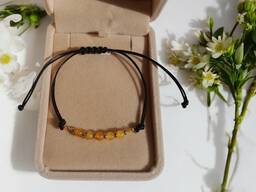 Bransoletka na sznurku z naturalnym bursztynem i złotym hematytem