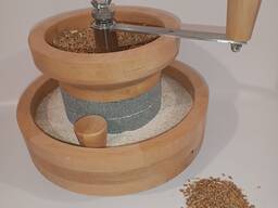 Młynek GrainMary z kamiennymi żarnami oraz dodatkowym zestawem żaren