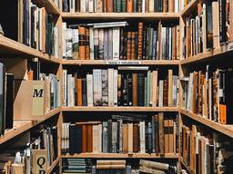 Работник книжного склада