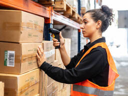 Работа на складе брендовой одежды