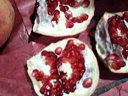 Świeży granat pochodzenia egipskiego.